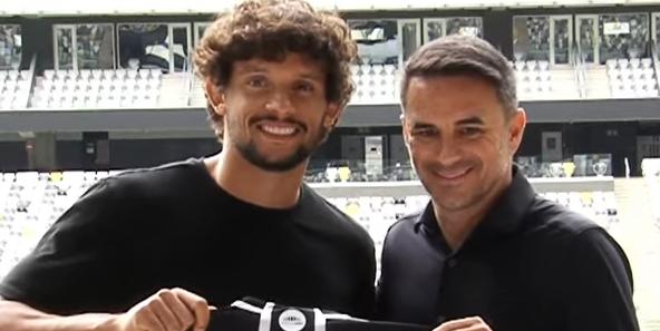 Atleta foi apresentado pelo diretor de futebol Rodrigo Caetano na Arena MRV (Reprodução TV Galo)