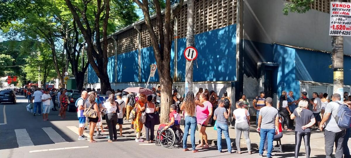 Comerciantes se aglomeram em frente ao Colégio Marconi (Fernando Michel/Hoje em Dia)