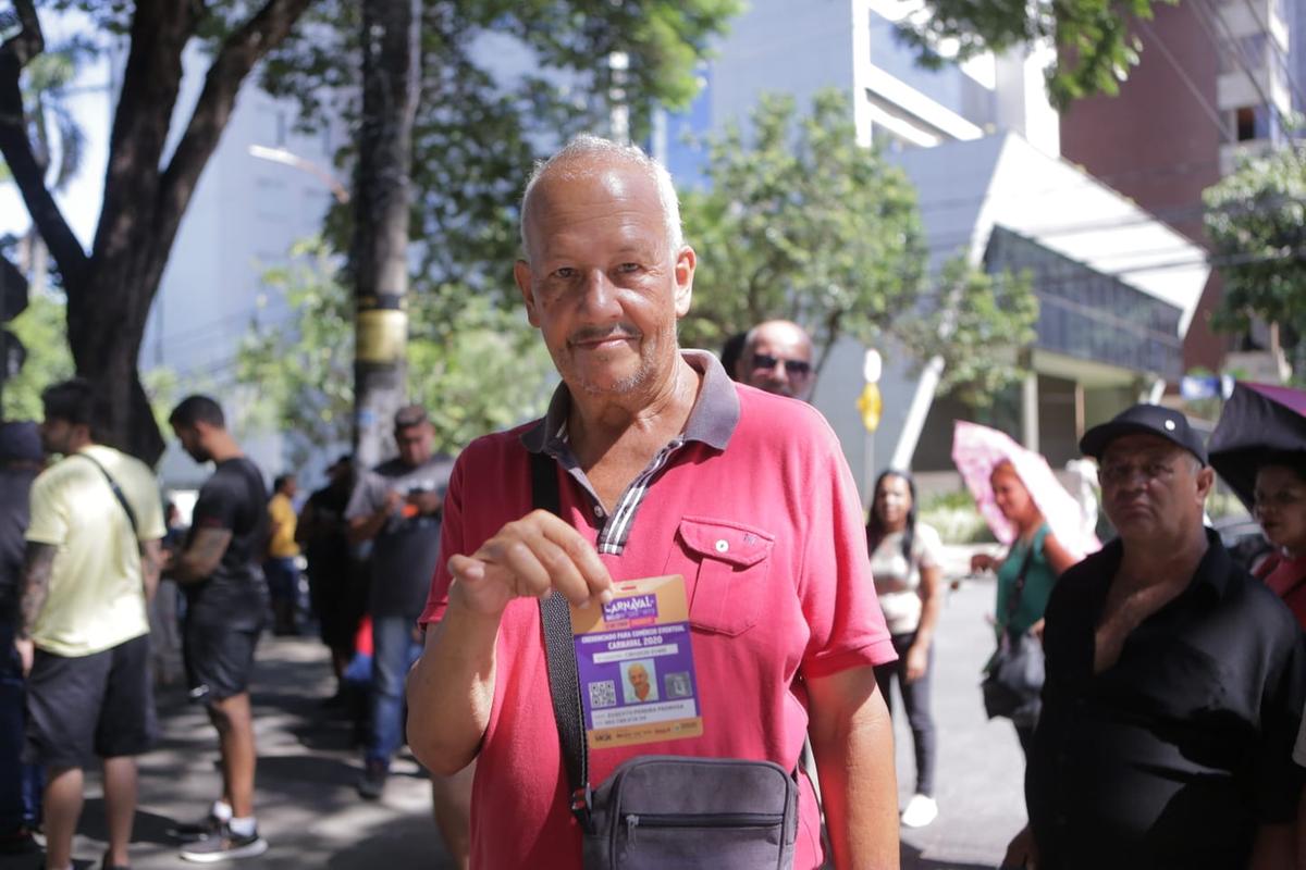 Egbert Pereira Pedrosa é vendedor ambulante no Carnaval de Bh há sete anos. (Fernando Michel / Hoje em Dia)