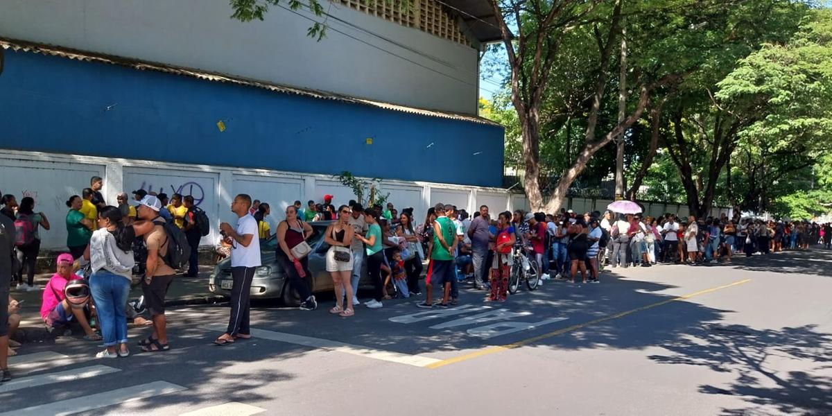 Longas filas se formaram durante o credenciamento para o Carnaval de 2024 (Fernando Michel / Hoje em Dia)
