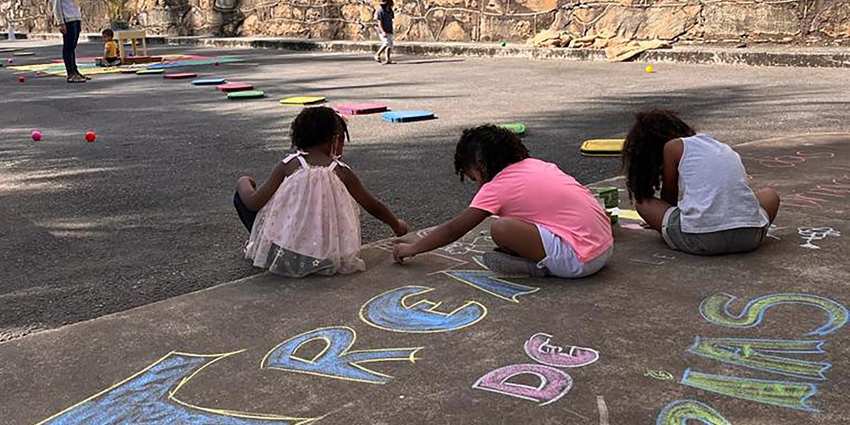 "Rua das brincadeiras" fica atrás do Museu de Artes e Ofícios, em local fechado: espaço permite às crianças se divertir livremente, à moda antiga (Acervo MAO/ Divulgação)