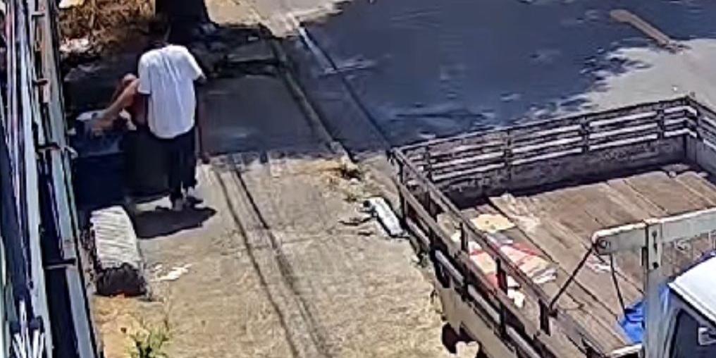 Corpo de Ana Luíza foi deixado na calçada pelo suspeito do crime (Reprodução/Vídeo)