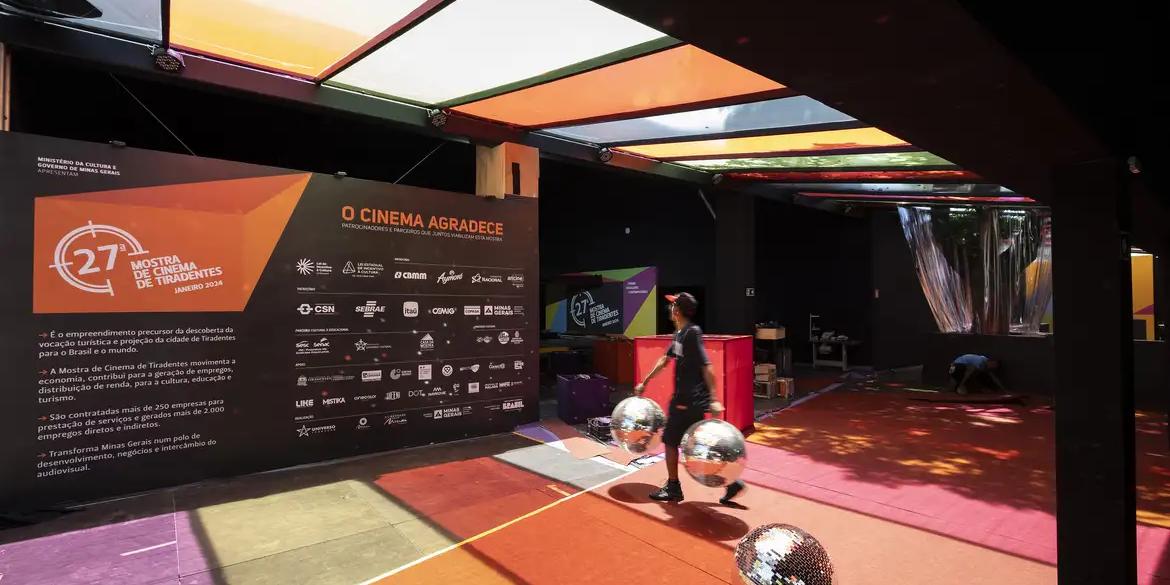 Cineasta André Novais e atriz Bárbara Colen receberão o troféu Barroco (Universo Produção/Divulgação)