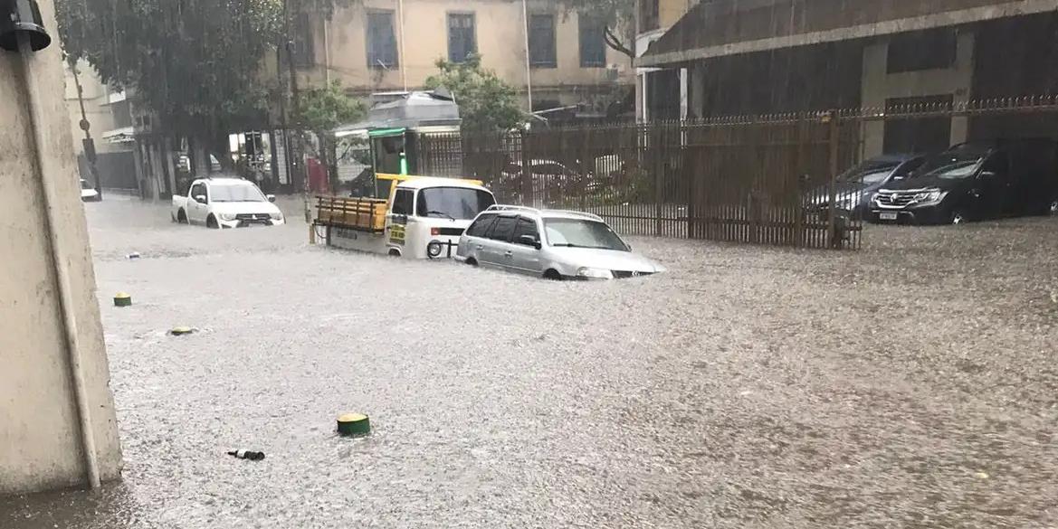Chuva forte no centro do Rio de Janeiro deixou ruas alagadas (Akemi Nitahara/Agência Brasil)