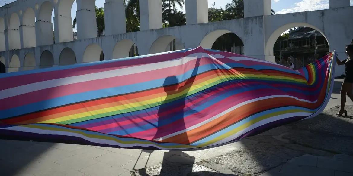 Participantes da Parada LGBTQIA+ da Lapa, no Rio (Fernando Frazão/Agência Brasil)