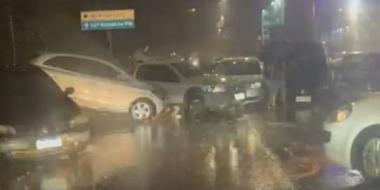 Veículos foram arrastados pela enxurrada na avenida Prudente de Morais (Reprodução Twitter)