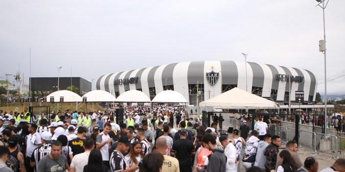 Torcedores do Atlético na esplanada da Arena MRV (Maurício Vieira/ Hoje em Dia)