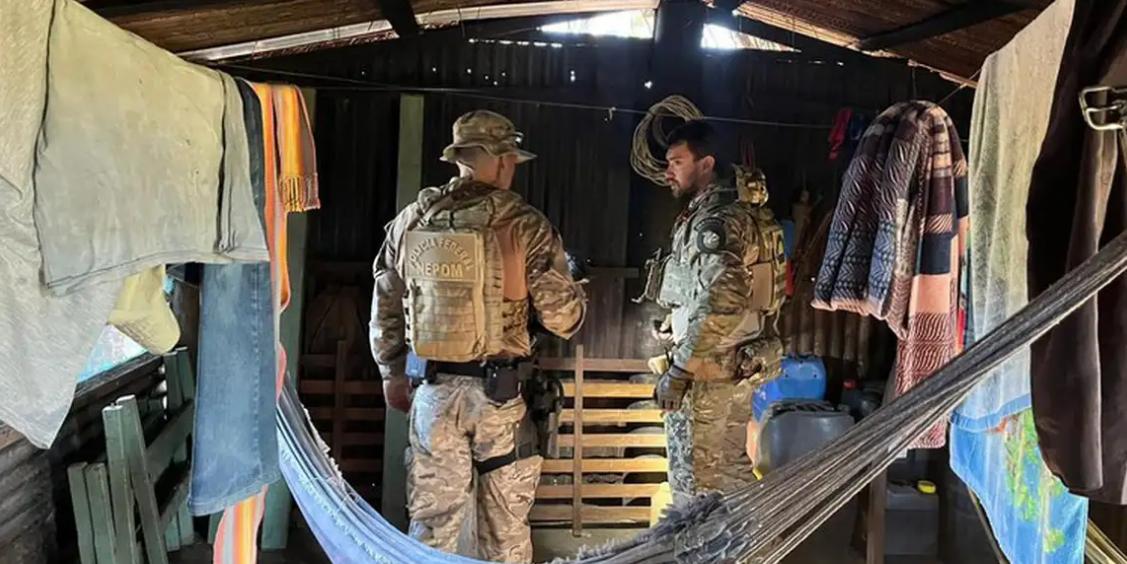 Os dois detidos foram presos em flagrante por porte ilegal de arma; um deles também responderá pelo crime de submeter um trabalhador a condições análogas à escravidão (Polícia Federal / divulgação)