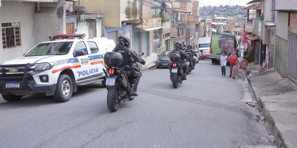 Policiais realizam patrulhamento de várias ruas do bairro (Fernando Michel/Hoje em Dia)