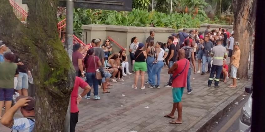 Interessados em trabalhar como ambulantes formaram longas filas no entorno do Colégio Marconi (Nelson Flores / Hoje em Dia)