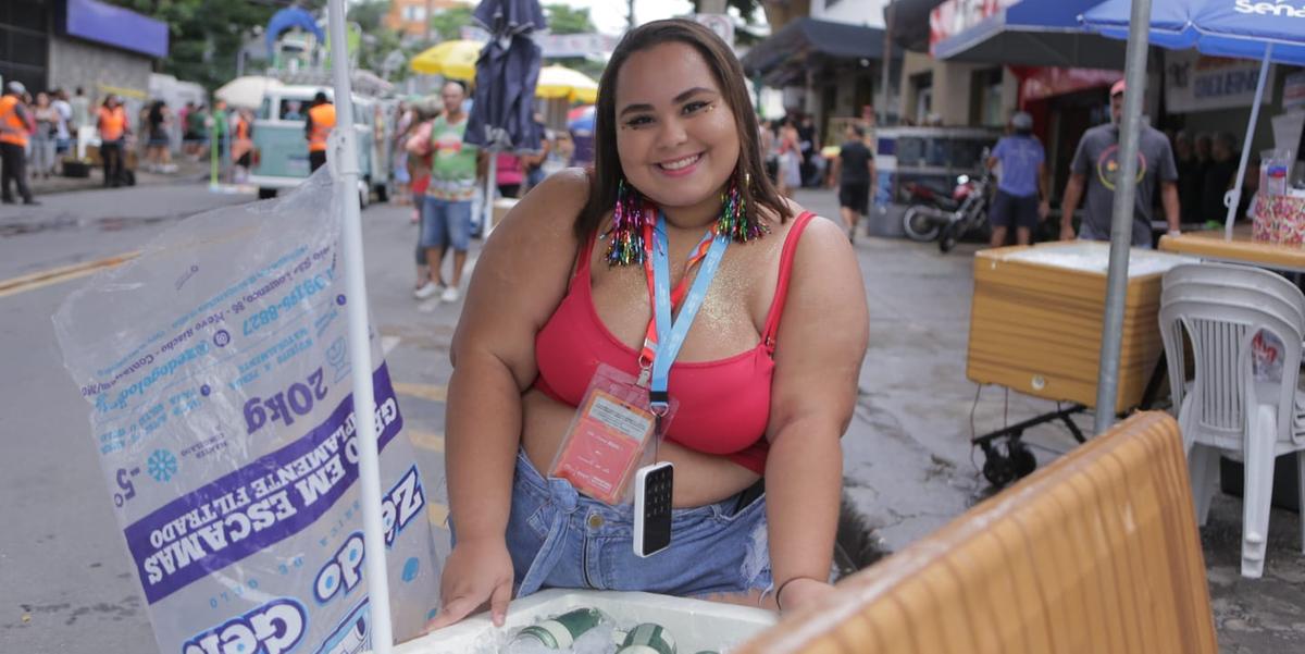 Vitória Oliveira chegou cedo para garantir um bom lugar para vender bebidas no cortejo do Tchanzinho da Zona Norte (Fernando Michel / Hoje em Dia)