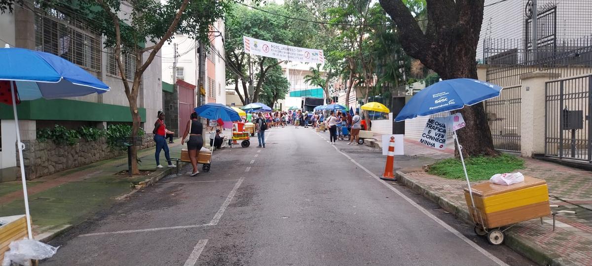 No Santo Antõnio, ambulantes chegaram antes dos foliões, para garantir lugar na rua onde o bloco vai desfilar (Fernando Michel / Hoje em Dia)