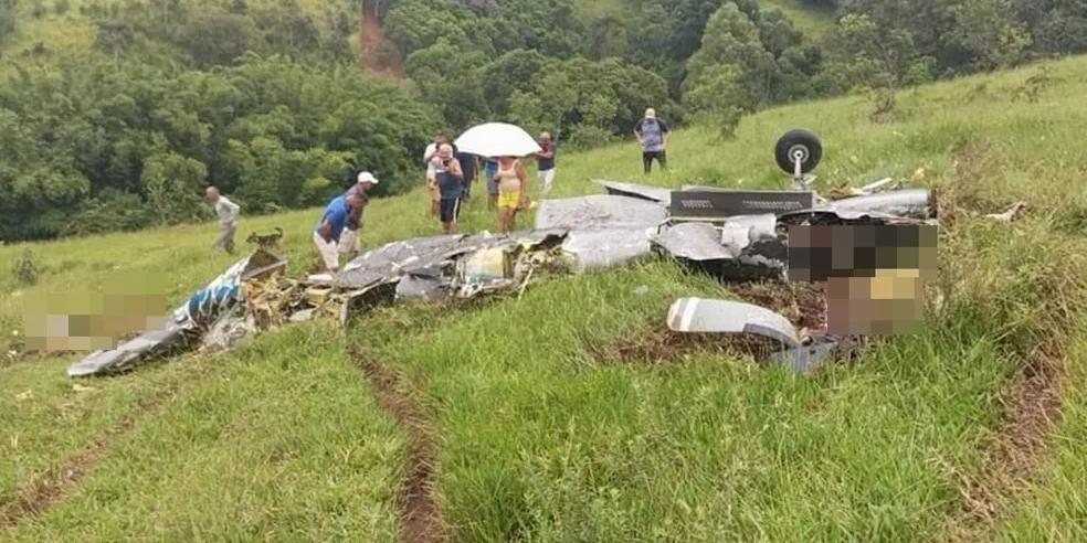 Moradores da região observam destroços do avião monomotor que caiu em Itapeva neste domingo (Reprodução / redes sociais)