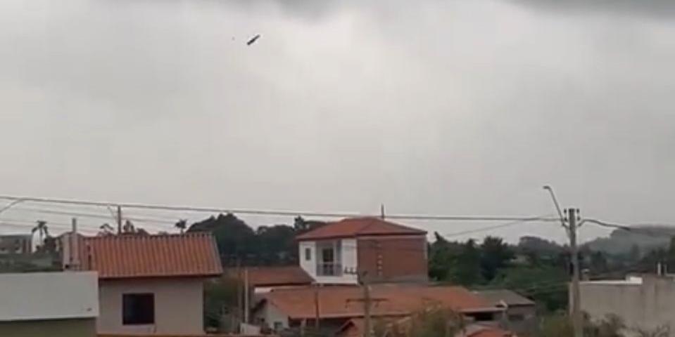 Moradores registram pedaços do avião caindo; acidente em Minas deixa 7 mortos (Reprodução / redes sociais)