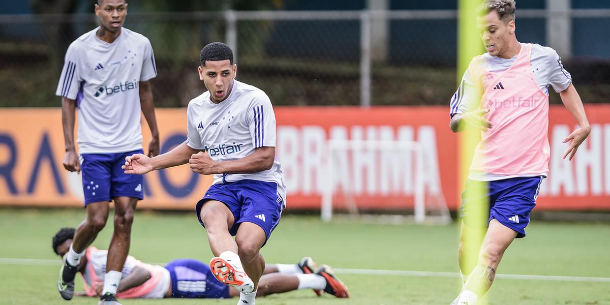 Fernando e Vitinho treinaram junto com o elenco principal do Cruzeiro (Gustavo Aleixo/Cruzeiro)