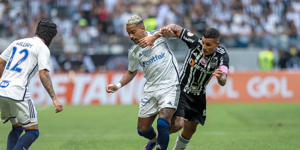 Matheus Pereira, do Cruzeiro, e Guilherme Arana, do Atlético, em disputa durante o clássico de outubro de 2023 (Gustavo Aleixo/ Cruzeiro)