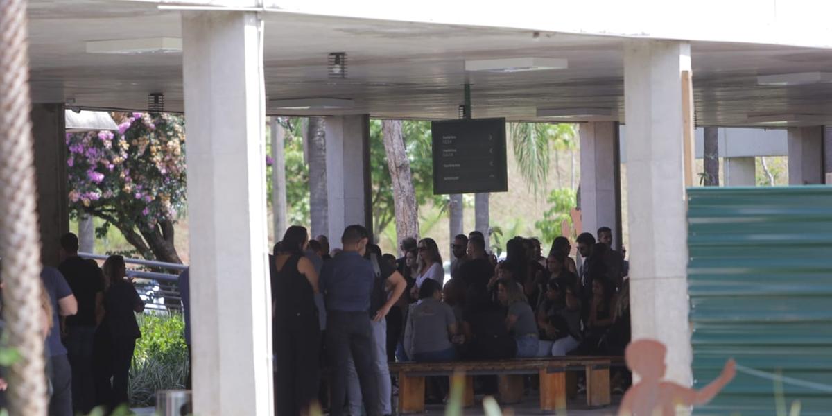 Piloto e copiloto estão sendo velados no Cemitério Bosque da Esperança, na região Norte de BH (Fernando Michel/Hoje em Dia)