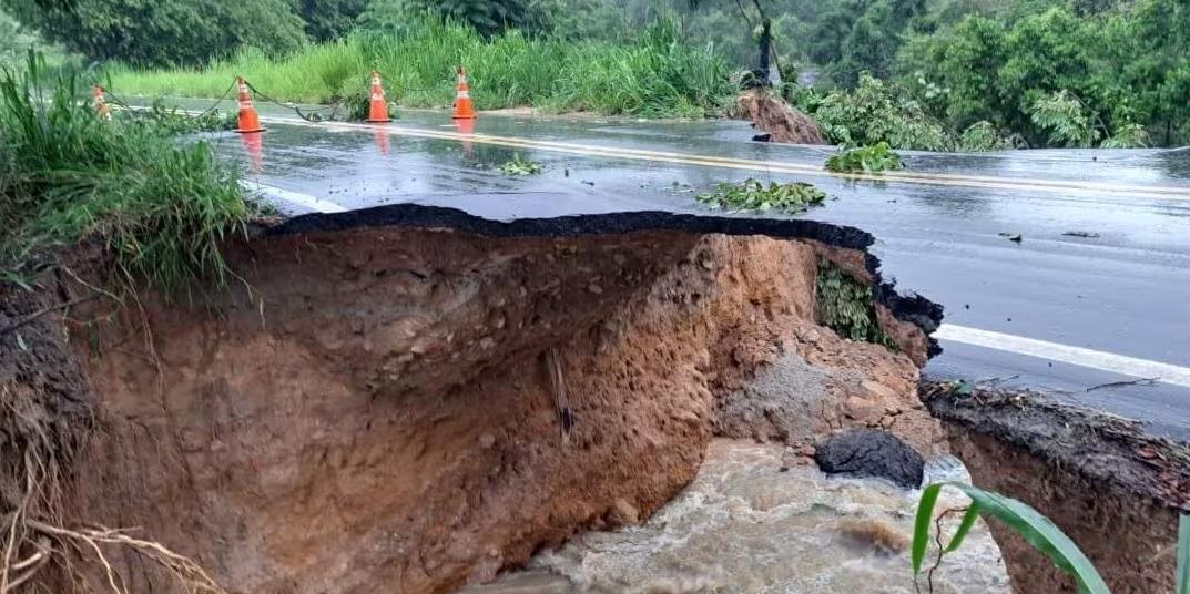 Pontes que ligam o Distrito de São Pedro a Carlos Chagas chegaram a ser comprometidos por conta das fortes chuvas (Defesa Civil de Umburatiba/Divulgação)