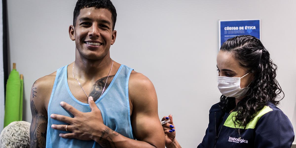 Elenco do Cruzeiro vacina contra a dengue (Gustavo Aleixo / Cruzeiro)
