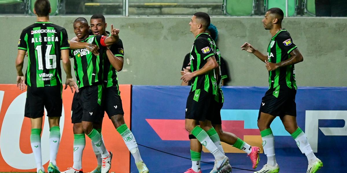 Juninho e Renato Marques garantem vitória do América (Mourão Panda / América)