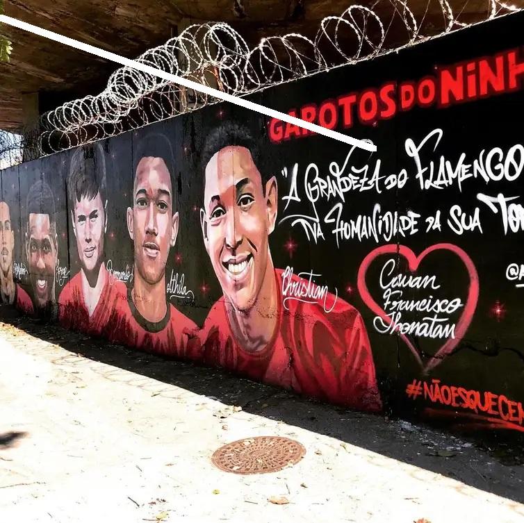Homenagem aos Garotos do Ninho em painel grafitado no muro em frente ao estádio do Maracanã (Airaocrespo/Instagram)