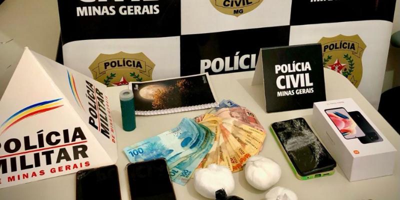 Drogas, celulares, dinheiro e um caderno de anotações foram encontrados com a dupla (Divulgação PCMG)
