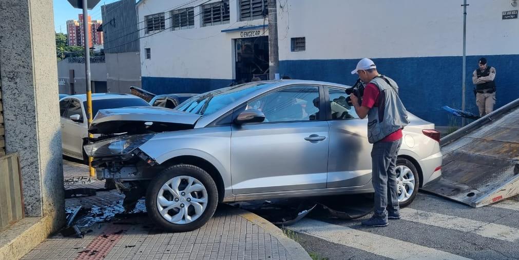 Dianteira do veículo ficou completamente destruída (Valéria Marques/Hoje em Dia)