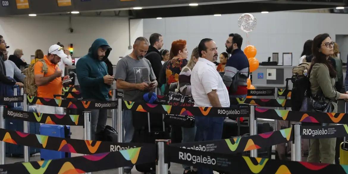 Movimento de passageiros no Aeroporto Internacional Tom Jobim, no Galeão (Fernando Frazão/Agência Brasil Geral)