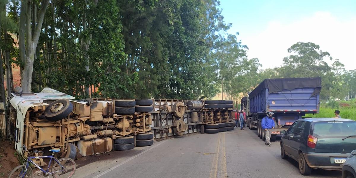 Carreta ficou atravessada na pista. Trânsito está interditado nos dois sentidos (Divulgação PRF)