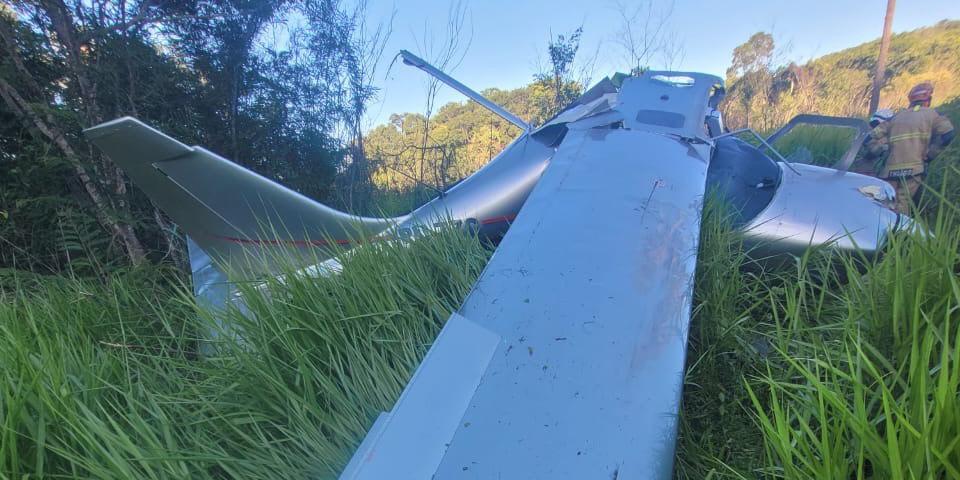 Parte da fuselagem do avião de pequeno porte que caiu em Jaboticatubas (Divulgação / Corpo de Bombeiros)