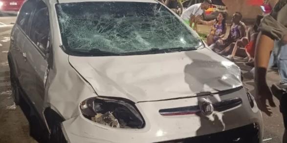 Após o atropelamento, houve grande tumulto no local e vários foliões quiseram agredir o motorista (Redes Sociais/Reprodução)