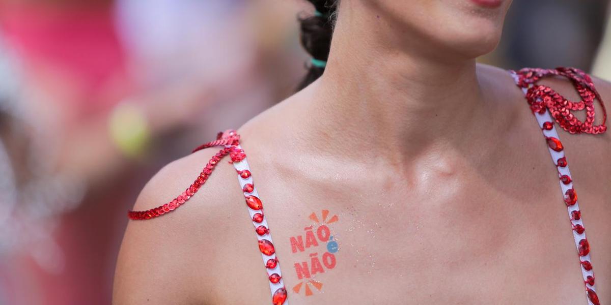 Tatuagens temporárias são distribuídas durante o desfile do Tchanzinho Zona Norte, na avenida dos Andradas (Fernando Michel)