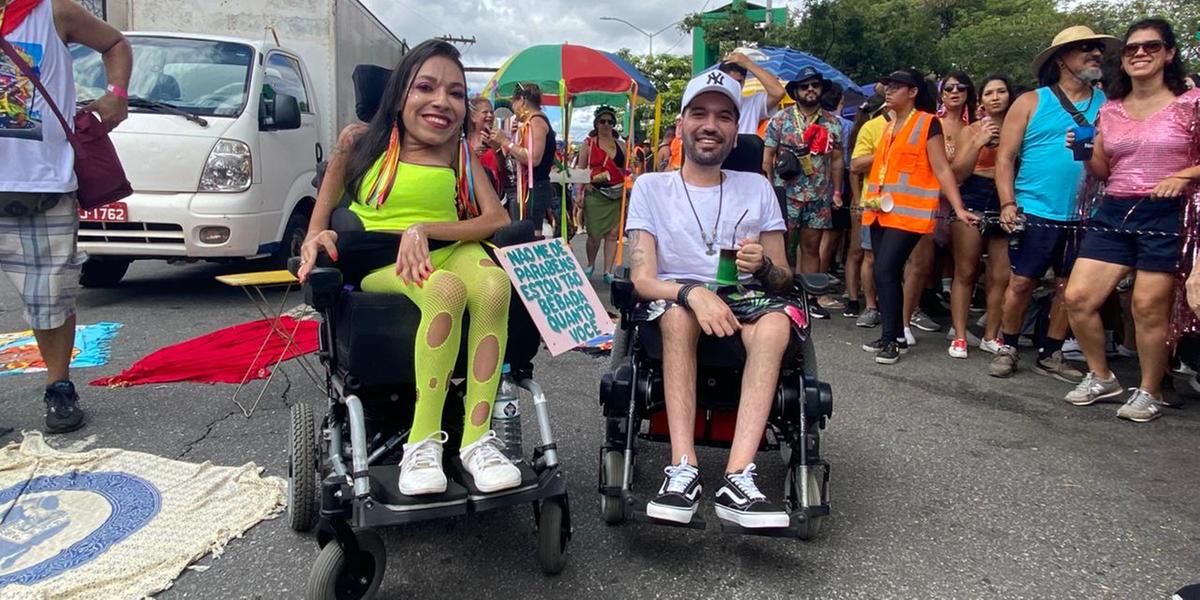 Cientista Aline Castro aproveitou o desfile do bloco Tchanzinho Zona Norte (Fernando Michel)