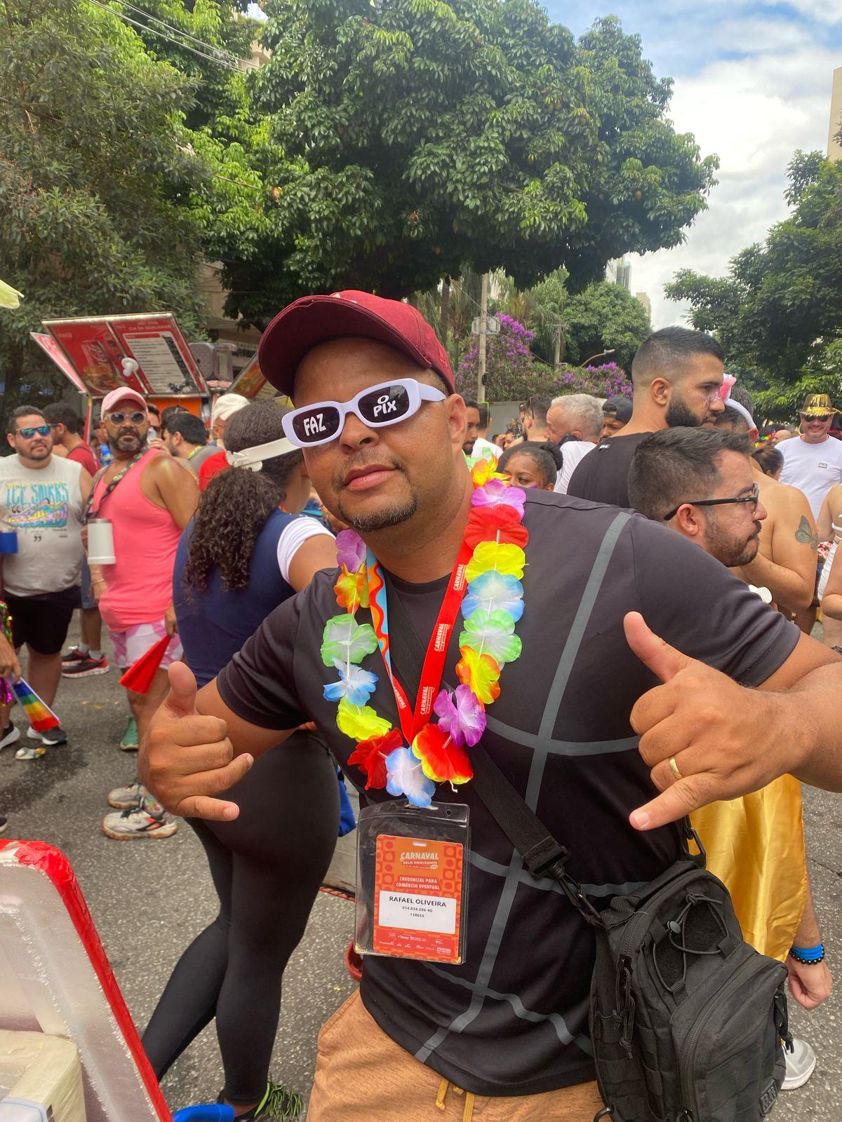 Rafael Oliveira acredita que fantasia e diálogo atraem os compradores (Bernardo Haddad / Hoje em Dia)