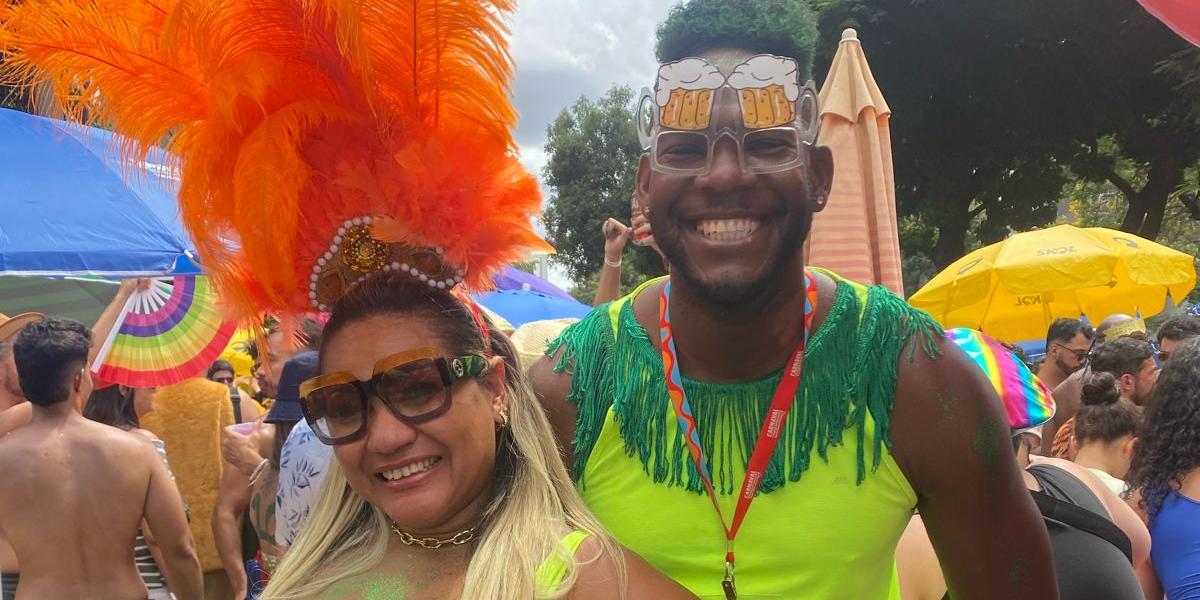 Casal de ambulantes entram no clima da festa com fantasia no bloco da Calixto (Bernardo Haddad / Hoje em Dia)