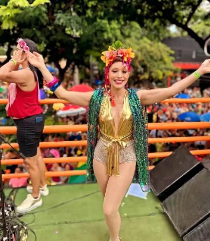 Patricia Marx, ex-Trem da Alegria, cantou com Aline Calixto neste sábado, no Carnaval de BH (Reprodução / redes sociais)