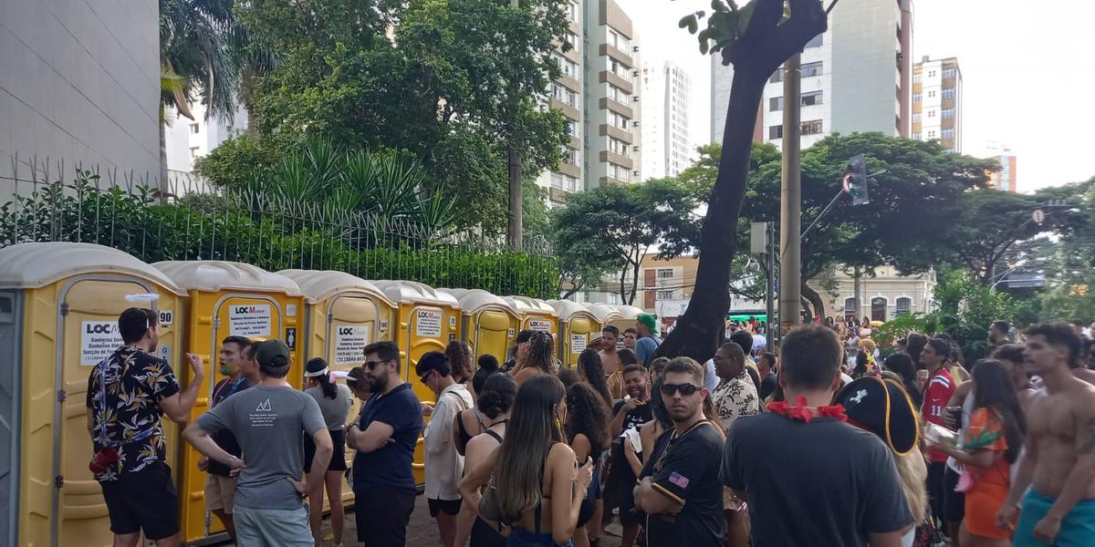 Registro feito na Savassi se repetiu por toda Belo Horizonte: banheiros sujos e com longas filas (Michael Martins / Hoje em Dia)