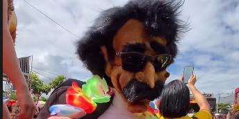Boneco representando o homenageado da tarde, o cantor cearense Belchior (Reprodução / redes sociais)