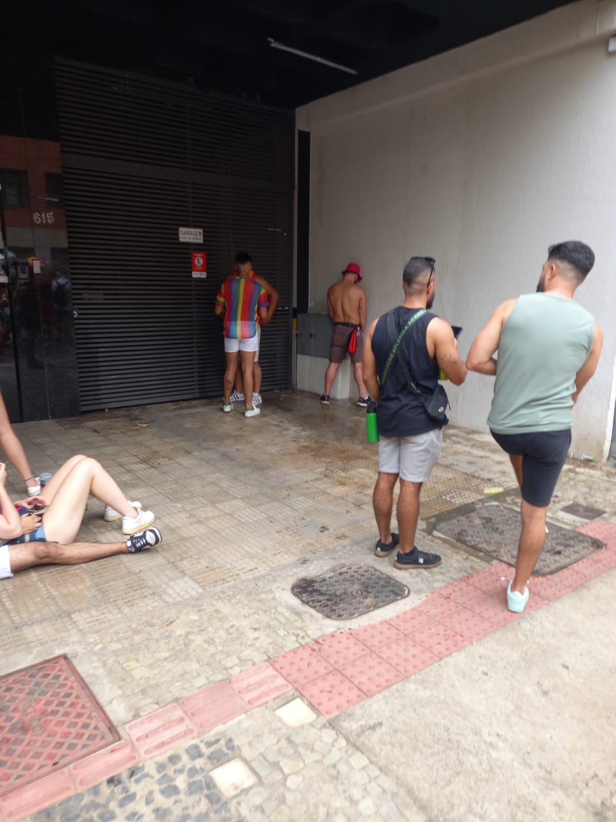 Foliões fazendo xixi na parede (Bernardo Haddad / Hoje em Dia)