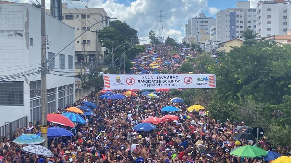 Mar de gente na avenida Altamiro Avelino Soares, no bairro Cartelo (Fernando Michel / Hoje em Dia)