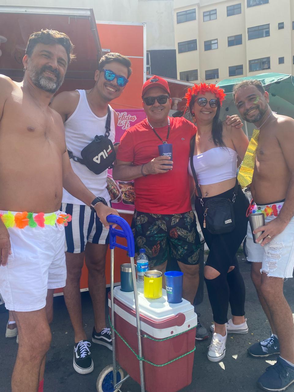 Foliões levam cooler com bebidas para economizar no Carnaval de BH (Bernardo Haddad / Hoje em Dia)