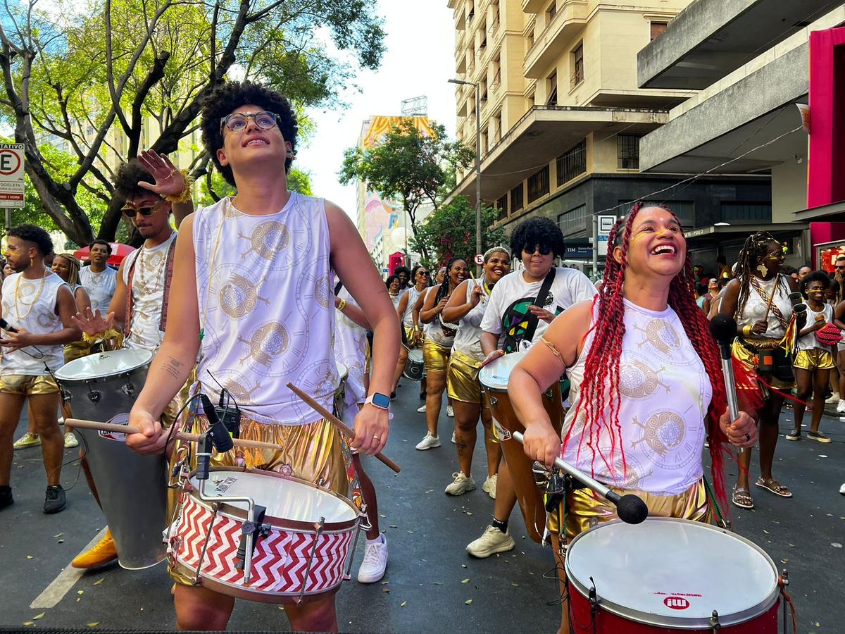Com cerca de 80 integrantes, o bloco contou com um repertório autoral e músicas que ressaltavam a cultura negra (Pedro Melo / Hoje em Dia)